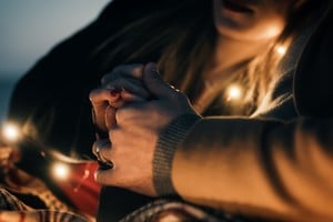 Una conexión inesperada podría despertar emociones intensas y difíciles de ignorar.