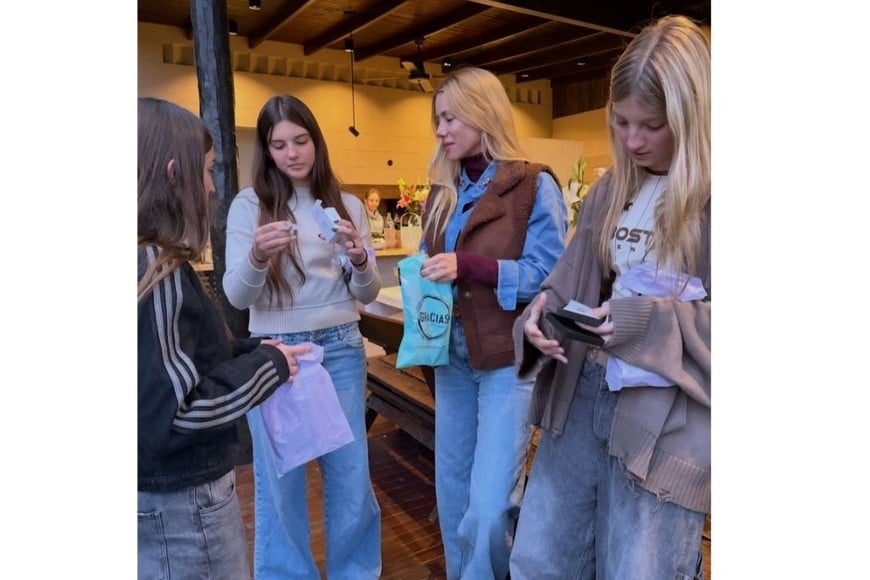 Nicole Neumann junto a sus hijas Indiana, Allegra y Sienna