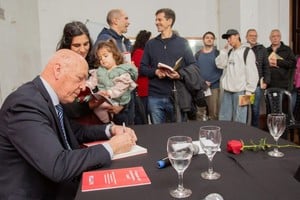Antonio Bonfatti presentó su libro "Memorias para un porvenir socialista".