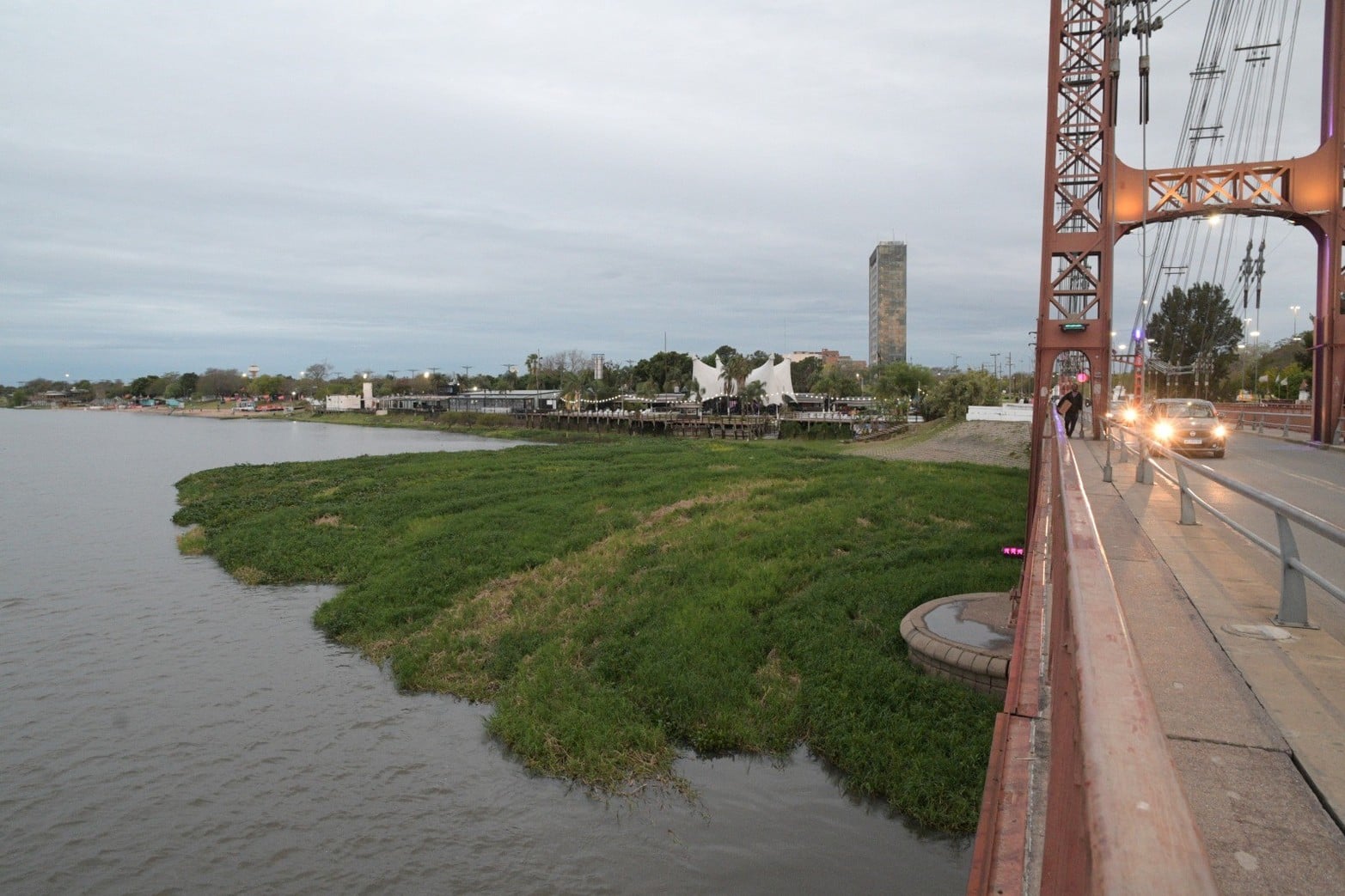 La laguna Setúbal, los camalotes, el Puente Colgante y el atardecer.