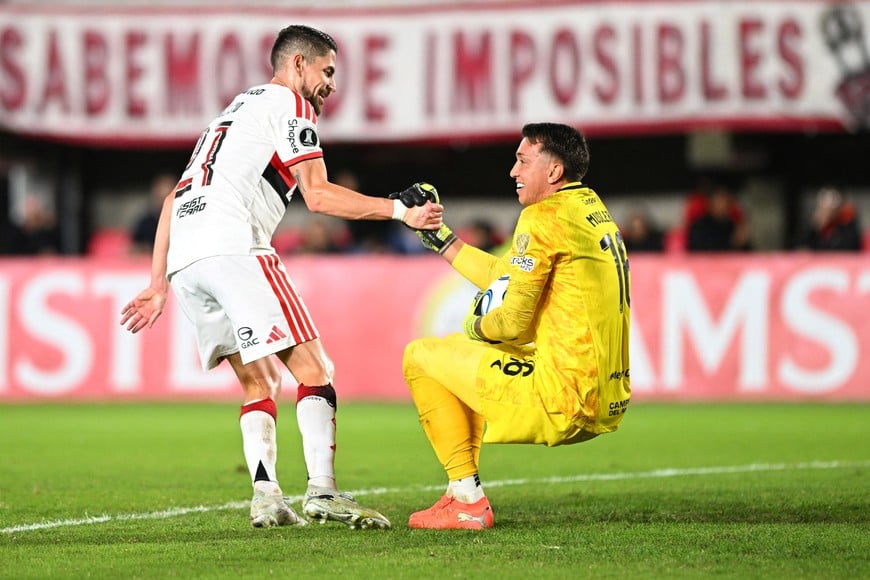 Soccer Football - Copa Libertadores - Group A - Estudiantes de La Plata v Flamengo - Estadio Jorge Luis Hirschi, La Plata, Argentina - April 29, 2026
Flamengo's Jorginho with Estudiantes de La Plata's Fernando Muslera REUTERS/Rodrigo Valle