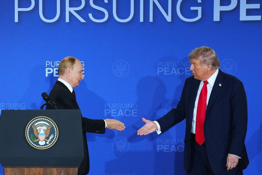 (250815) -- ANCHORAGE, 15 agosto, 2025 (Xinhua) -- El presidente estadounidense, Donald Trump (d), y el presidente ruso, Vladimir Putin, asisten a una conferencia de prensa conjunta después de concluir sus conversaciones, en Anchorage, Alaska, Estados Unidos, el 15 de agosto de 2025. (Xinhua/Wu Xiaoling) (vf) (ce)