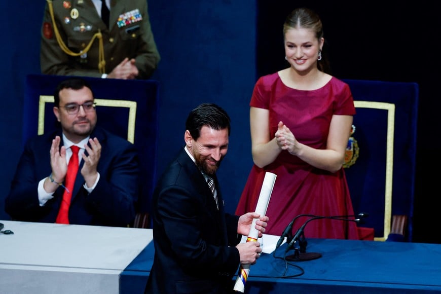 Soccer player Lionel Messi receives the Princess of Asturias Award for Sports next to Spain's Princess Leonor, at the Princess of Asturias Awards ceremony in Oviedo, Spain, October 23, 2026. REUTERS/Vincent West