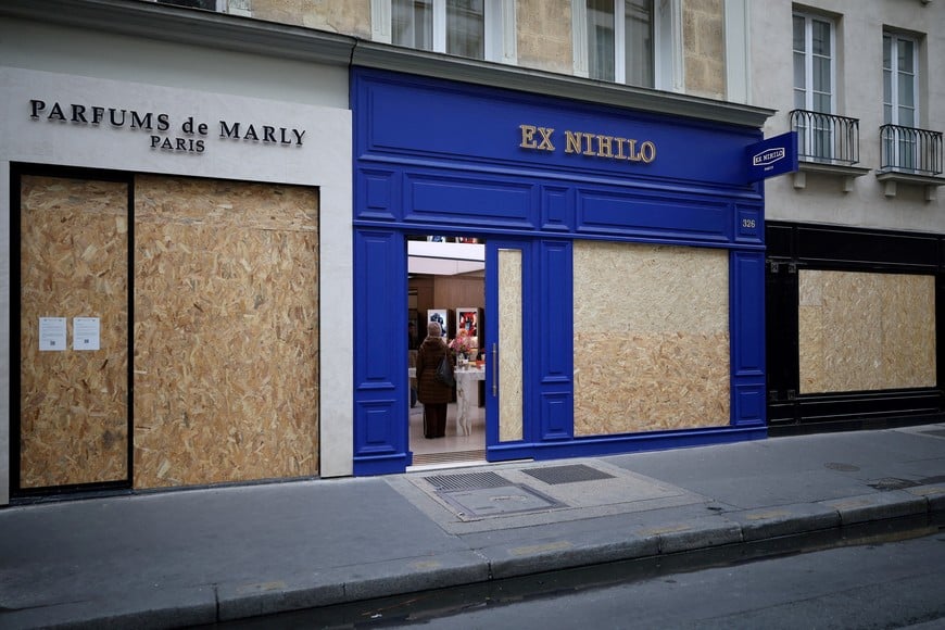 FILE PHOTO: View of shops with display windows protected by wooden panels days after nationwide protests against the cost of living and rising fuel prices in Paris, France, October 21, 2026. REUTERS/Stephane Mahe/File Photo
