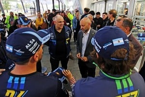 Los pilotos y el director de Rus Med Team Mauro Medina junto al Ministro de Desarrollo Productivo de Santa Fe, Gustavo Puccini.