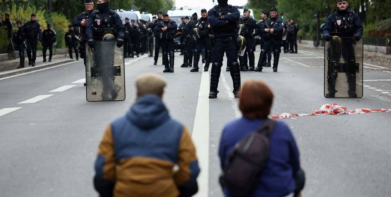 Francia endurece las restricciones y prepara un operativo militar ante las protestas