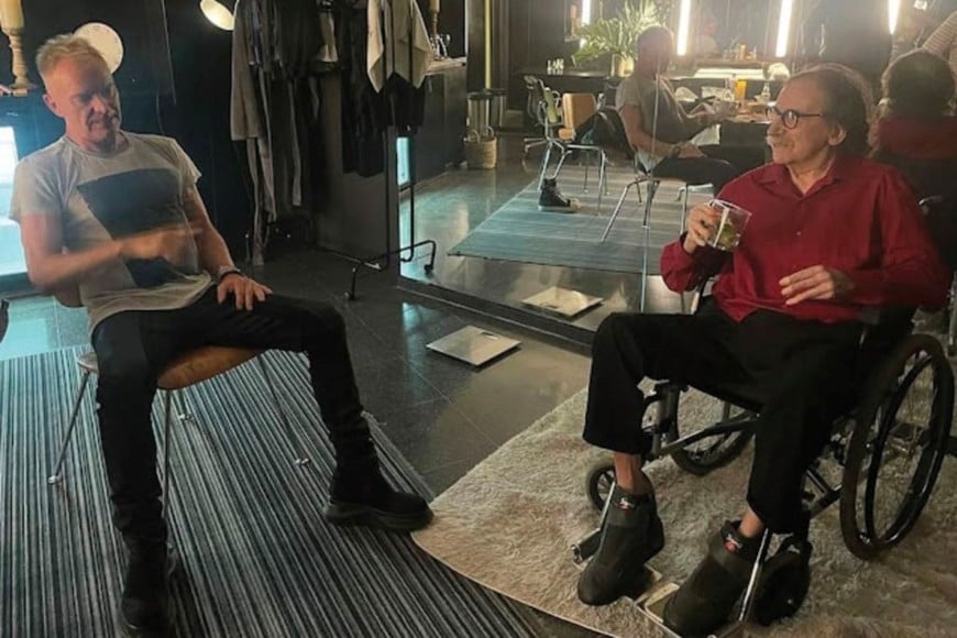 Sting recibiendo la visita de Charly García, en los camarines del Movistar Arena, febrero de 2025.
