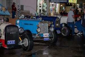 Esperanza ruge con la historia: más de 30 autos antiguos de carrera llegan a la ciudad