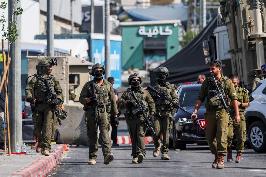 Israeli forces guard the area on the day Israeli Prime Minister Benjamin Netanyahu visits the site following a shooting in Hebron in the Israeli-occupied West Bank October 23, 2026. REUTERS/Ammar Awad