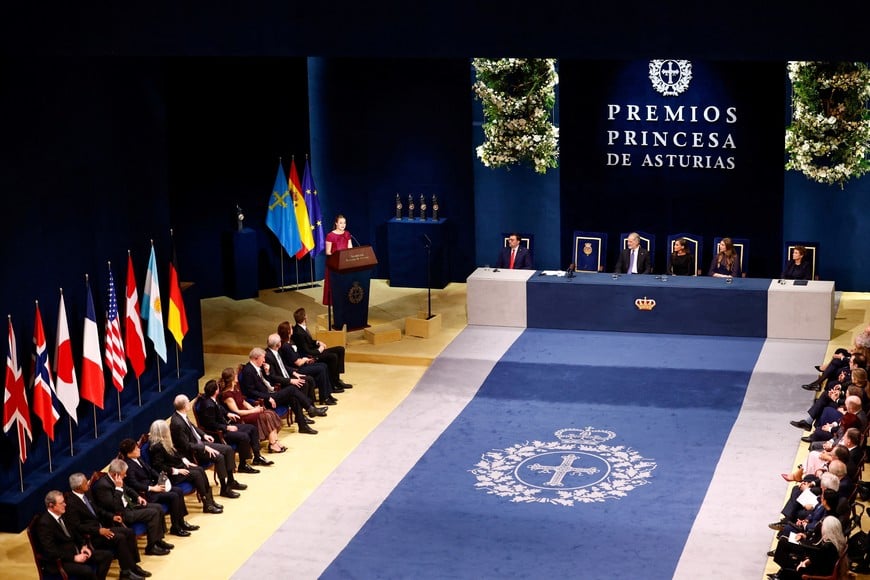 Spain's Princess Leonor speaks next to Princess of Asturias Award winners, musician Patti Smith for the Arts, Kenichi Yoda of Studio Ghibli for Communication and Humanities, David Klenerman, Shankar Balasubramanian, and Pascal Mayer for Technical and Scientific Research, Lene Krol Andersen, Nils Kristen Sandtroen and Stefan Schmitz of Svalbard Global Seed Vault for International Cooperation, Timothy Garton Ash for Social Sciences, soccer player Leo Messi for Sports, author Julian Barnes for Literature, and astronaut Christina Koch for Concord, with Spain's King Felipe, Queen Letizia and Princess Sofia, at the Princess of Asturias Awards ceremony in Oviedo, October 23, 2026. REUTERS/Vincent West
