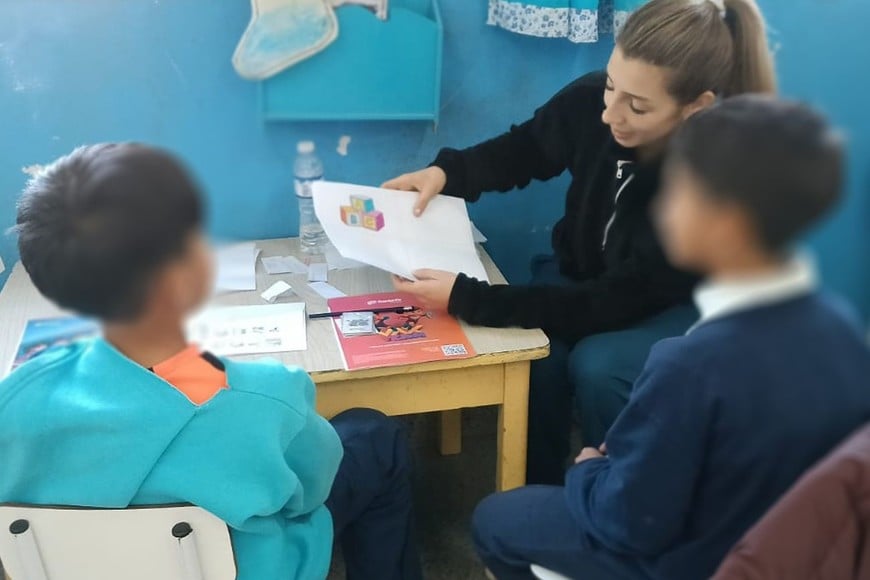 Las actividades permiten acercar a los estudiantes a diferentes realidades y conocer de manera directa las necesidades de las comunidades educativas. Crédito: Gentileza UCSF