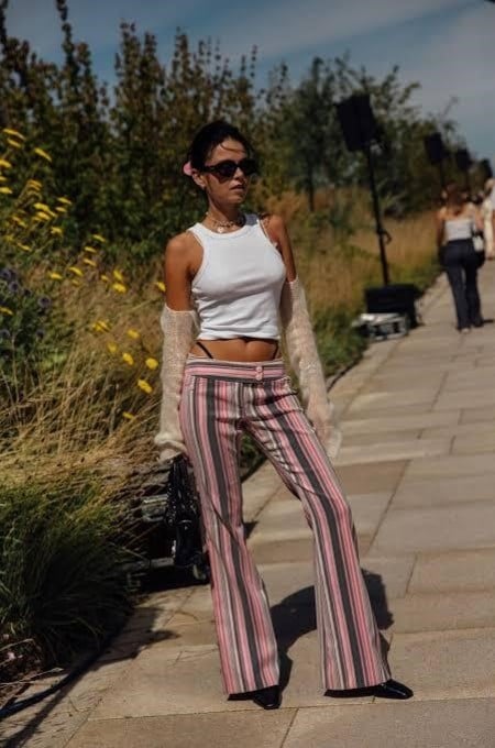 Los jeans a rayas se adaptan a diferentes estilos y ocasiones.
