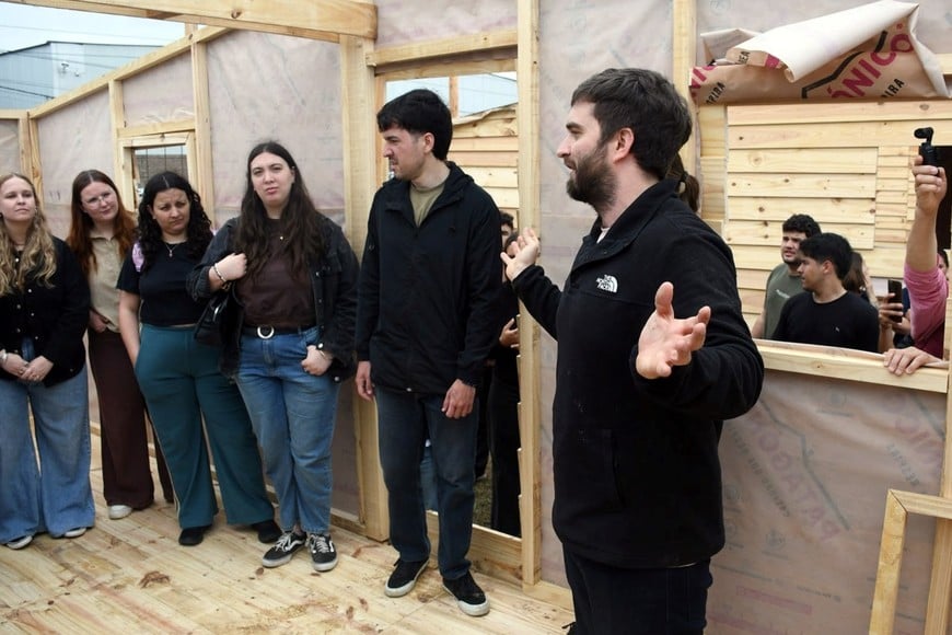 Integrantes de la ONG TECHO brindan la capacitación técnica a estudiantes y voluntarios dentro del prototipo de módulo habitacional.