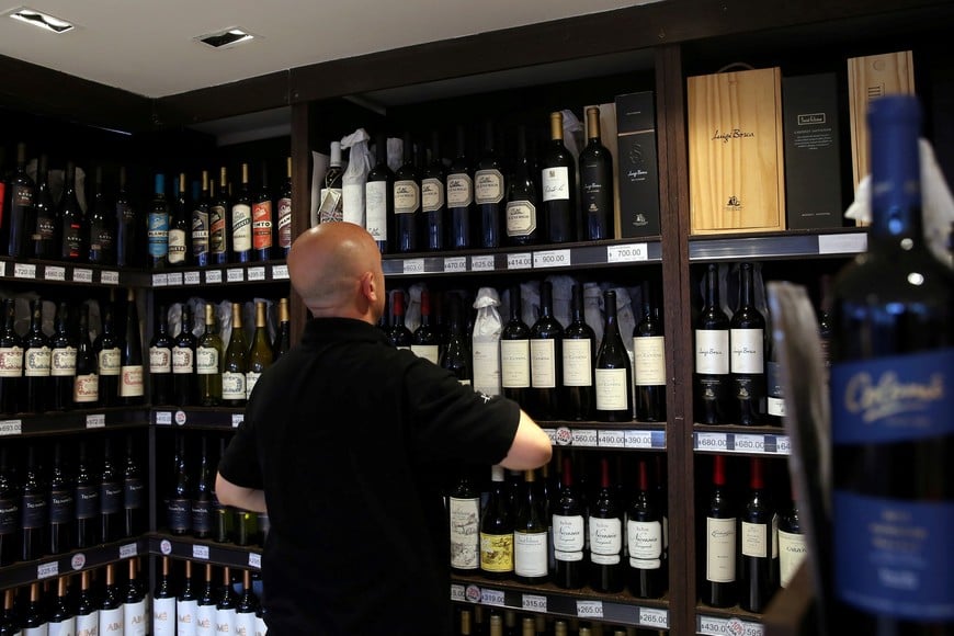 A man works inside a wine store in Buenos Aires, Argentina November 8, 2017. REUTERS/Marcos Brindicci ciudad de buenos aires  vineria en buenos aires venta de vinos