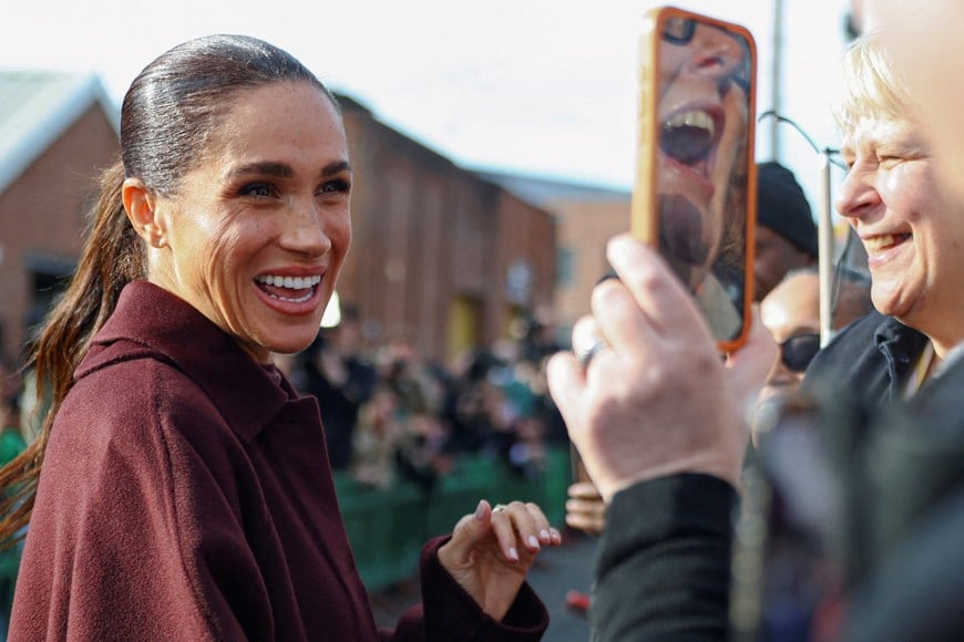 Britain's Meghan, Duchess of Sussex, speaks with members of the public as she arrives for a visit to The Community Recording Studio, a youth and community charity supporting young people through creative activities, mentoring and youth development, in Nottingham, Britain, October 15, 2026. REUTERS/Hannah McKay TPX IMAGES OF THE DAY