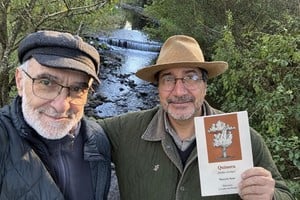 Juan Carlos Moisés, poeta e ilustrador del libro y Marcelo "Pájarito" Sutti en La Quimera, Salta.