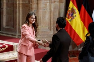La princesa Leonor le entregó en manos la distinción a Messi. Reuters.