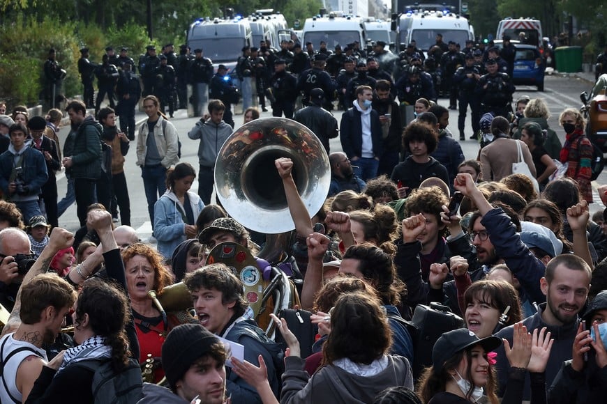Demonstrators take part in a protest organised by student collectives and trade unions in Paris, France, October 22, 2026. REUTERS/Abdul Saboor