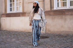 Combinar jeans estampados con prendas lisas ayuda a equilibrar el conjunto.