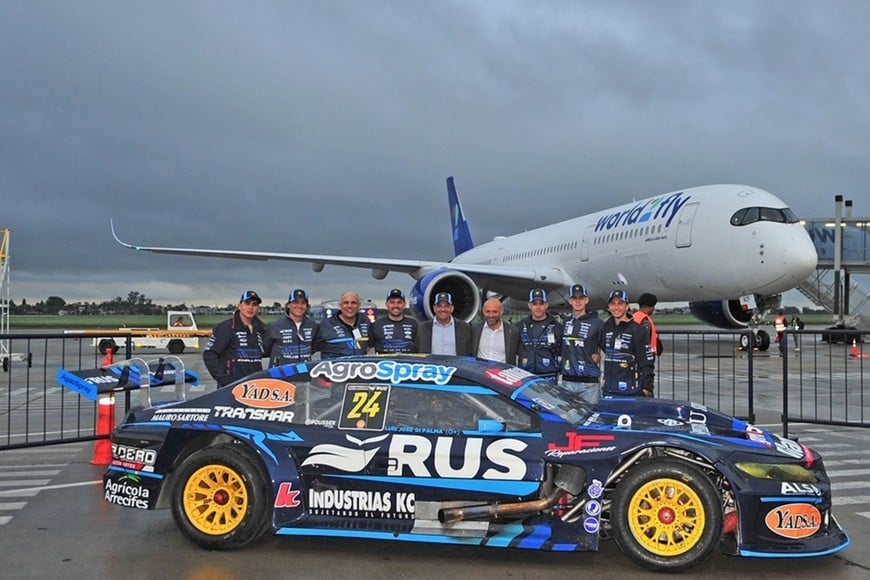 El Toyota Camry de Josito Di Palma junto al Airbus A350-900 recién llegado de Madrid, durante la presentación previa a la fecha del TC en Rosario. Foto: Prensa RUS MED