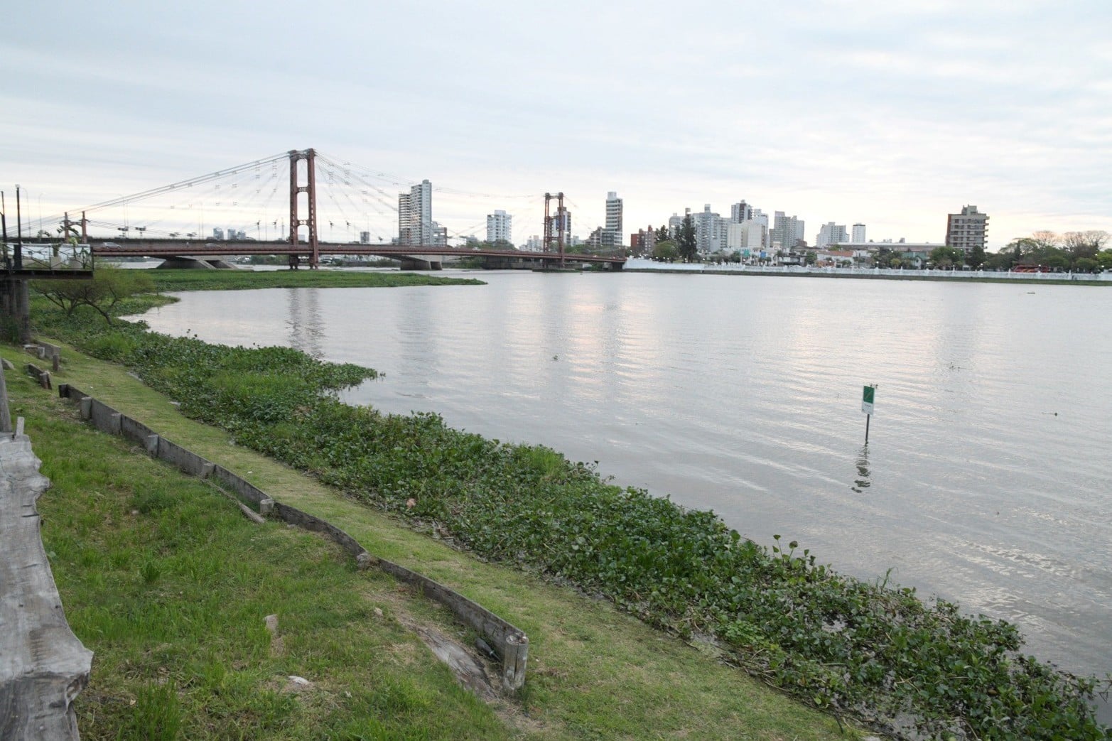 La laguna Setúbal, los camalotes, el Puente Colgante y el atardecer.