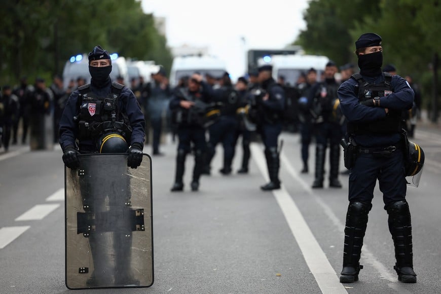 Officers of the French CRS riot police stand guard during a protest organised by student collectives and trade unions in Paris, France, October 22, 2026. REUTERS/Abdul Saboor