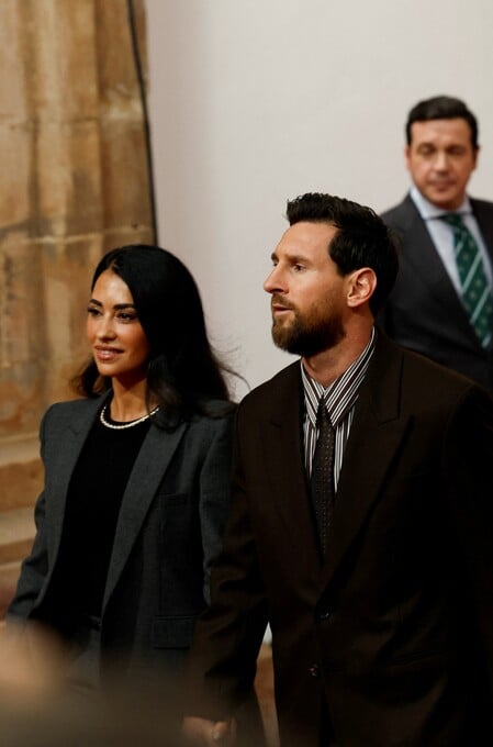 Acompañado por Antonela, el rosarino recibió el reconocimiento. Reuters.