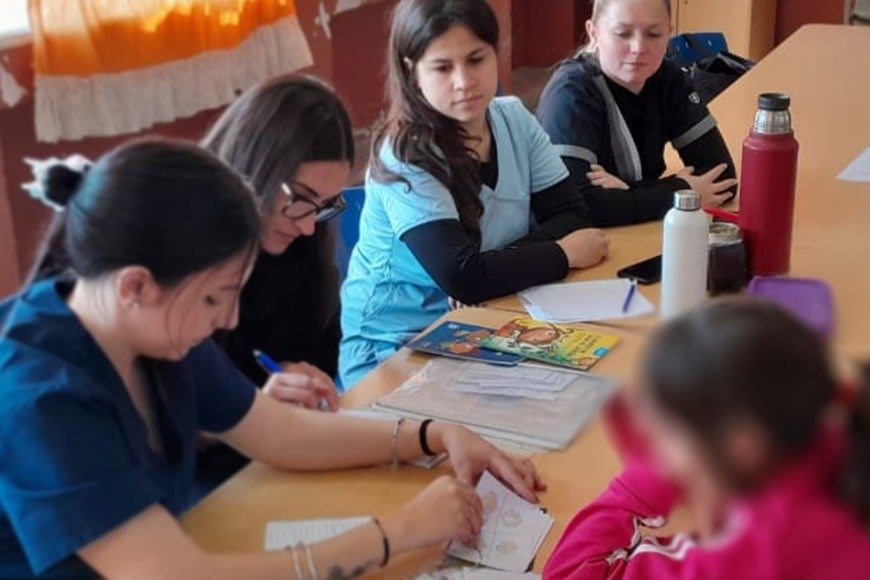 Actividades de observación, evaluación y promoción del desarrollo de alteraciones en la comunicación junto a pediatras y profesionales de los centros de salud. Crédito: Gentileza UCSF