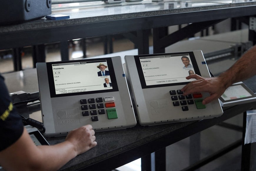 Images of Brazilian President Luiz Inacio Lula da Silva, the candidate for reelection for the Workers' Party (PT), Vice President Geraldo Alckmin, Brazilian senator and presidential candidate Flavio Bolsonaro of the Liberal Party (PL) and his running mate, Alfredo Gaspar, are displayed on an electronic voting machine during an integrity test simulation conducted by election workers ahead of the runoff presidential election in Brasilia, Brazil, October 21, 2026. REUTERS/Adriano Machado REFILE - ADDING NAMES OF VICE PRESIDENT GERALDO ALCKMIN AND ALFREDO GASPAR     TPX IMAGES OF THE DAY