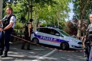 La Policía francesa detuvo al sospechoso de los tiroteos registrados en localidades de las afueras de París.