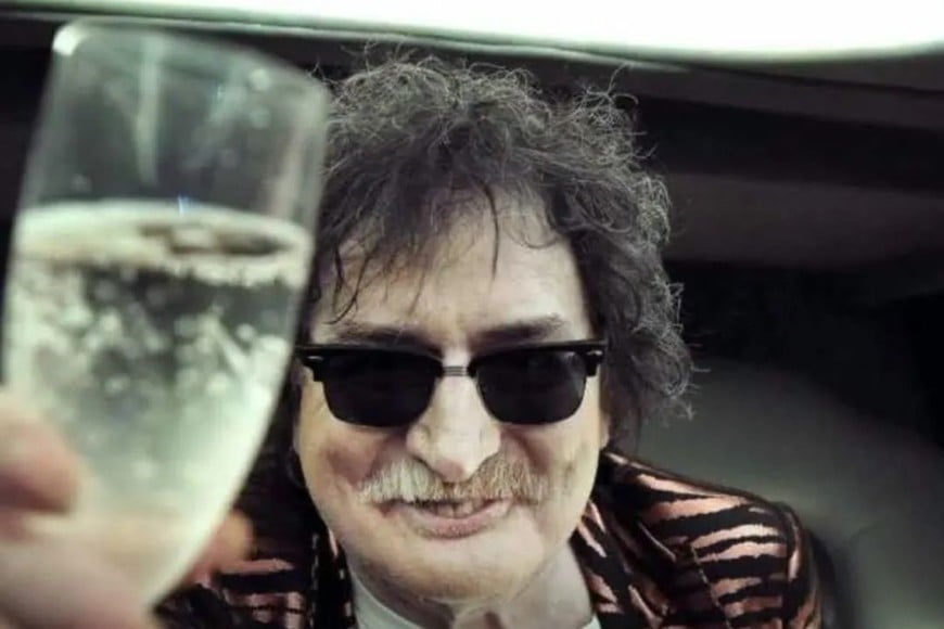 Charly García brindando
