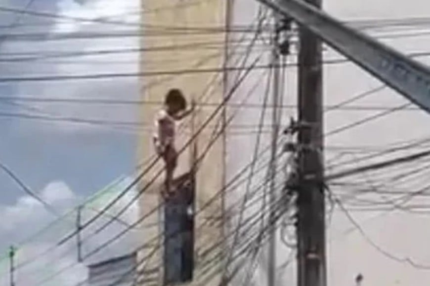La menor permaneció inmóvil mientras esperaba que el policía lograra rescatarla.