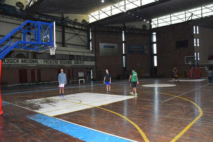 Así estaba el piso del estadio en una imagen de 2025. Foto: Manuel Fabatía / Archivo
