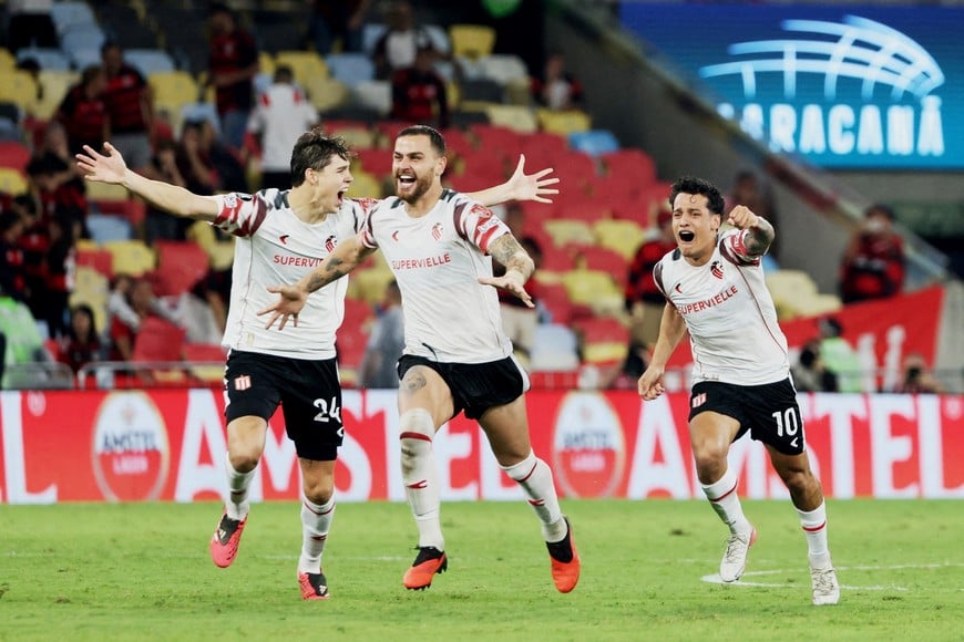 Soccer Football - Copa Libertadores - Semi Final - Second Leg - Flamengo v Estudiantes La Plata - Estadio Maracana, Rio Janeiro, Brazil - October 22, 2026
Estudiantes La Plata players celebrate after winning the penalty shootout as Estudiantes La Plata qualify for the final of the Copa Libertadores REUTERS/Sergio Moraes TPX IMAGES OF THE DAY
