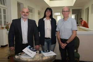 Marcelo Mandri y Andrea Temperini, presidente y coordinadora nacional de la Red Argentina de Suicidología; junto a Jorge Kerz, secretario de Formación Profesional y Sindical de UPCN. Foto: Manuel Fabatía