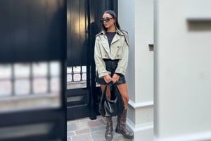 Con botas y accesorios adecuados, esta prenda transforma cualquier outfit urbano.