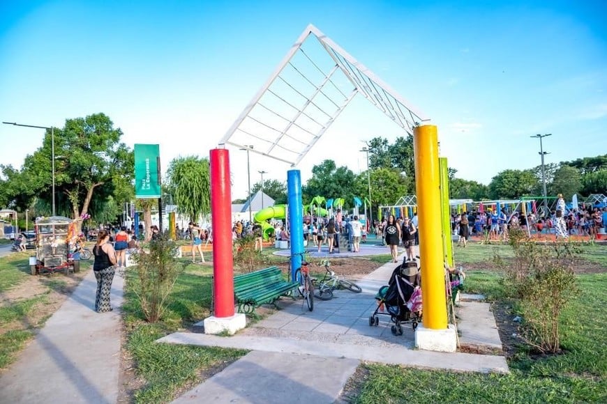 Finalmente, Ángel Correa, también campeón con Messi y Di María en 2022, tendría su homenaje en la plaza Nuestra Señora de Itatí en el barrio Las Flores, en el extremo sur limítrofe con Villa Gobernador Gálvez.