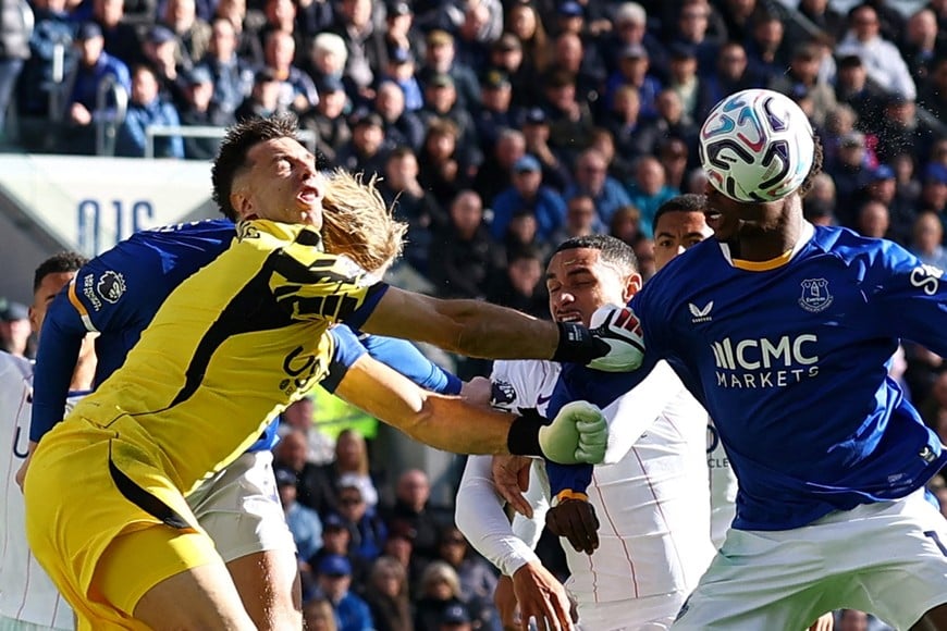 Soccer Football - Premier League - Everton v Chelsea - Hill Dickinson Stadium, Liverpool, Britain - October 17, 2026
Chelsea's Emiliano Martinez collides with Everton's Jarrad Branthwaite REUTERS/Phil Noble EDITORIAL USE ONLY. NO USE WITH UNAUTHORIZED AUDIO, VIDEO, DATA, FIXTURE LISTS, CLUB/LEAGUE LOGOS OR 'LIVE' SERVICES. ONLINE IN-MATCH USE LIMITED TO 120 IMAGES, NO VIDEO EMULATION. NO USE IN BETTING, GAMES OR SINGLE CLUB/LEAGUE/PLAYER PUBLICATIONS. PLEASE CONTACT YOUR ACCOUNT REPRESENTATIVE FOR FURTHER DETAILS..