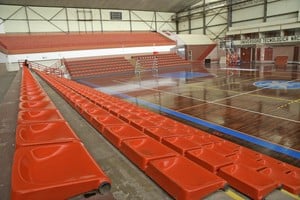 El piso de madera del estadio recuperó su esplendor y brillo. Los trabajos continuarán en sector de cabinas. Foto: Manuel Fabatía