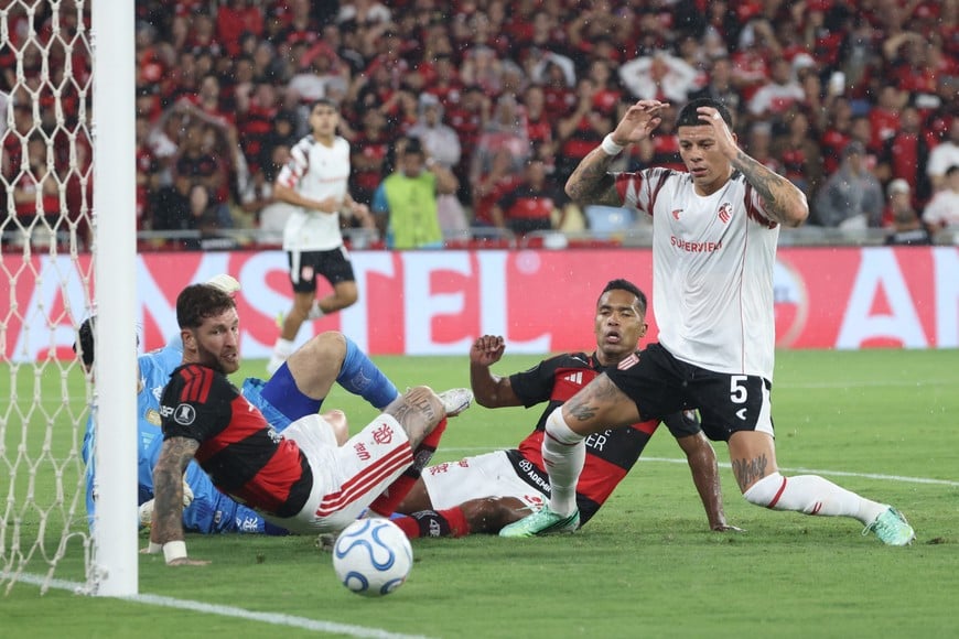 Soccer Football - Copa Libertadores - Semi Final - Second Leg - Flamengo v Estudiantes La Plata - Estadio Maracana, Rio Janeiro, Brazil - October 22, 2026
Estudiantes de La Plata's Marcos Rojo reacts after missing a chance to score REUTERS/Sergio Moraes