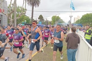 A partir de las 17 en Bolívar se puso en marcha una nueva edición del tradicional maratón que lleva el nombre de Dino Hugo Tinelli, el padre del famoso conductor nacido en esta ciudad.