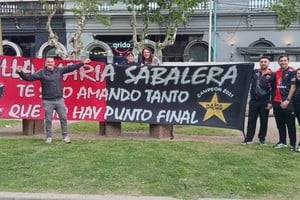 Hinchas de Colón en la puerta del hotel esperan el partido ante Bolivar por la Primera Nacional.
