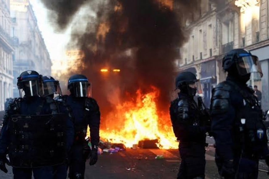 El gobierno de Emmanuel Macron vive uno de sus momentos más tensos con las protestas de las juventudes.
