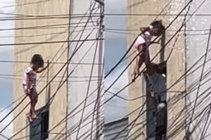Un policía rescató a una nena que quedó suspendida de cables en Brasil.
