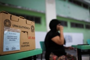 Brasil cerró un balotaje presidencial marcado por la extrema paridad y una inédita prórroga judicial de dos horas. Foto: REUTERS / Raquel Cunha.