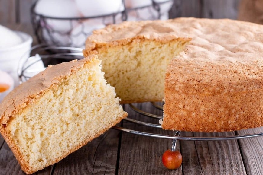 La torta de naranja casera es ideal para acompañar el mate del domingo.