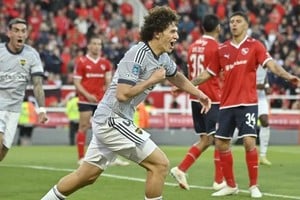 El equipo xeneize aprovechó una pelota parada en el epílogo para doblegar al Rojo en el Libertadores de América y mantenerse firme en lo más alto de la anual.