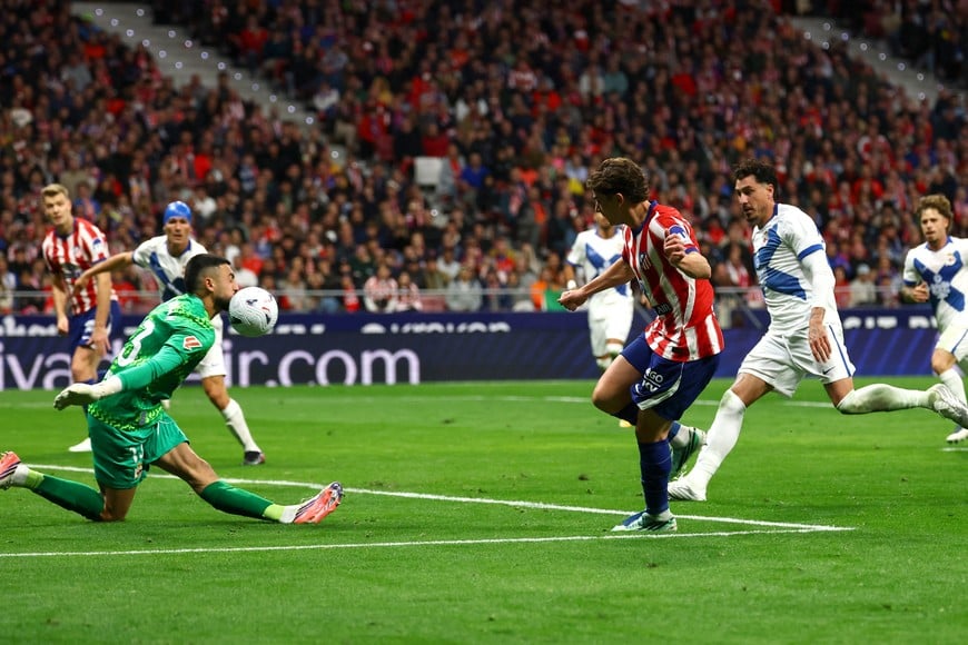 Soccer Football - LaLiga - Atletico Madrid v Deportivo de A Coruna - Riyadh Air Metropolitano, Madrid, Spain - October 24, 2026
Atletico Madrid's Julian Alvarez has his shot saved by Deportivo de A Coruna's Leo Roman REUTERS/Susana Vera