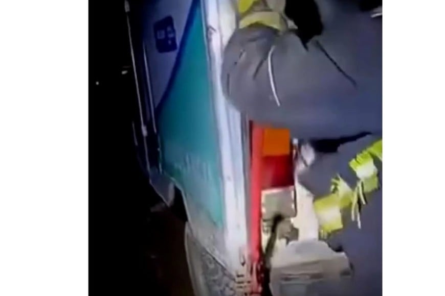 Los cuatro ocupantes de la ambulancia fueron rescatados ilesos.