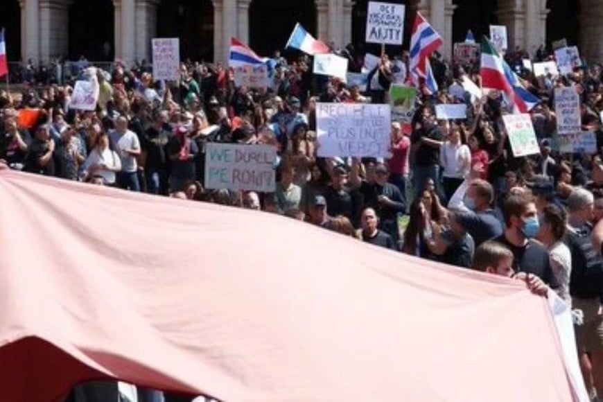 Las protestas contra el costo de vida y el rearme militar derivaron en incidentes en varias ciudades italianas. Créditos. WebMty